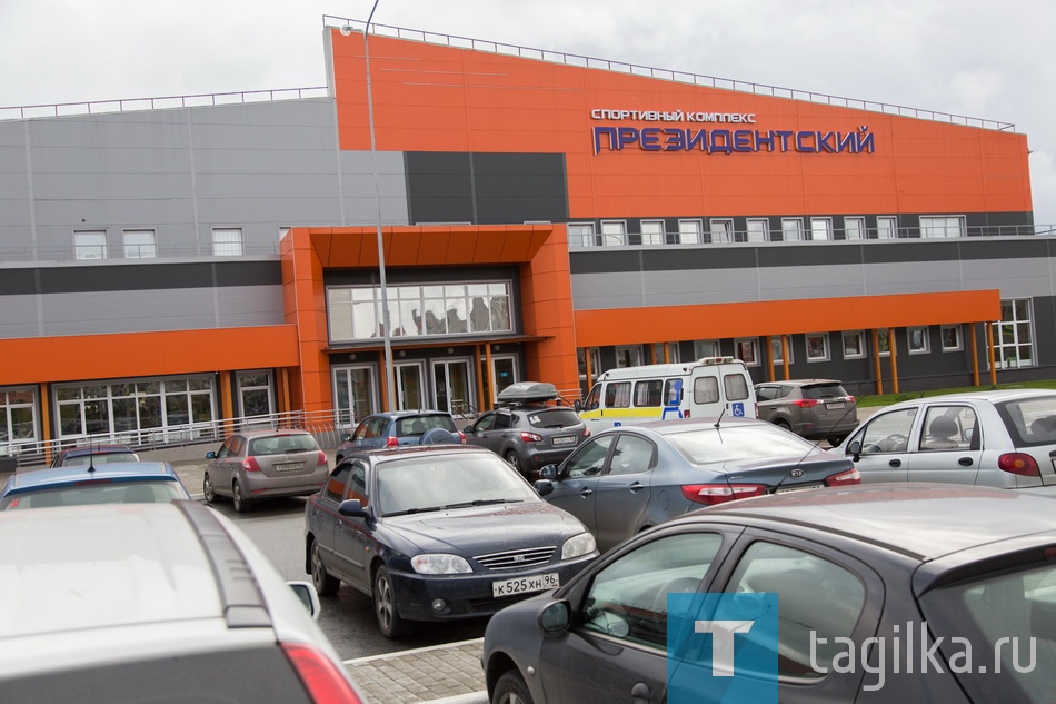 
«Мы и сила, мы и стать, наше дело – побеждать! Твердо верим в свой успех, Тагилстрой – сильнее всех!» Этими и другими речевками подбадривали друг друга члены команд и их болельщики. Однако успех в соревнованиях сопутствовал исключительно ветеранам Дзержинского района, которые заняли все три призовых места. Лидерами «Веселых стартов» стала команда совета ветеранов Уралвагонзавода, на 2-м месте команда «Хитмик» Уралхимпласта и на третьем - ветераны химзавода «Планта». 

Наталья НИКОЛАЕВА.
Фото Николая АНТОНОВА