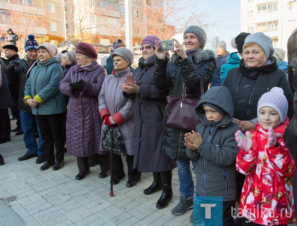 Сегодня торжественно открылся обновленный двор домов на улице Нижней Черепанова №13, 15, 9,11,17,19, 21