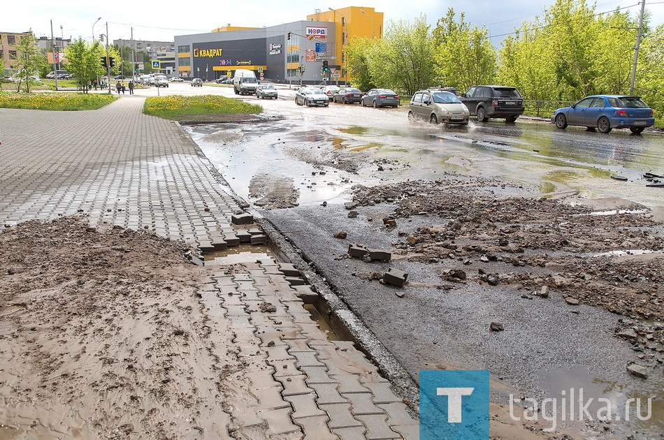 Перекресток Пархоменко и Серова ушел под воду


 Примерно через полчаса бригада «Водоканала-НТ» перекрыла воду. Подробности и последствия ЧП станут известны позже.

Татьяна Шарыгина
Фото Сергея Казанцева