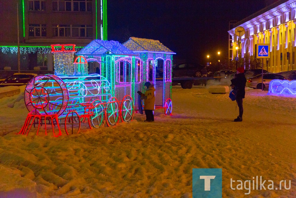 В центре Нижнего Тагила зажглась главная елка