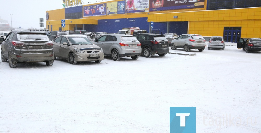 Полноценная зима пришла в Нижний Тагил 18 ноября. В тот день, по сообщениям метеорологов, выпало сразу 20% месячной нормы осадков. Управление городским хозяйством и дорожные службы – «Тагилдорстрой» и «УБТ-Сервис» – отреагировали должным образом. Город не встал в пробках из-за снегопада. Единовременно работало четыре десятка уборочных машин, и этот темп сохраняется. На дорогах сложно не заметить как крупную, так и малую технику, собирающую снег.