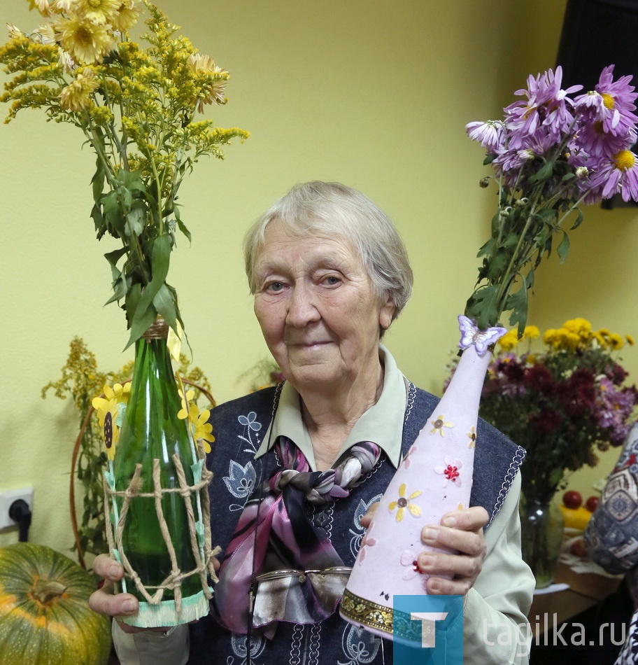 Центр ветеранов. Осенняя выставка садоводов.

 Многолетняя читательница «ТР» Тамара Владимировна Толкачева подготовила целую экспозицию. Подошла к делу с фантазией: цветы, овощи и фрукты скомпоновала с мягкими игрушками и веткой рябины. Для всех букетов своими руками изготовила симпатичные вазочки. 
