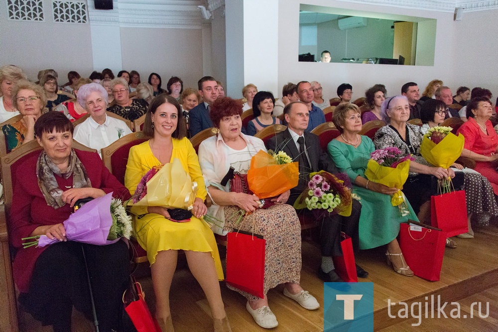 Глава Нижнего Тагила наградил пятерых городских депутатов за большой вклад в развитие местного самоуправления.

Владислав Пинаев отметил личный вклад в развитие органов местного самоуправления депутата первого и второго созывов Николая Кухарских, депутата 3 и 4 созывов Георгия Бедрика, депутата 3,4 и 5 созывов Нину Титову, депутата 4 и 5 созывов Петра Титова и депутата 5 и 6 созывов Алексея Казаринова. 

- Каждый из семи созывов внес свой вклад в развитие местного самоуправления города. Все свои усилия вы направляете на решение важных проблем тагильчан, а также формируете векторы развития Нижнего Тагила в целом. Ни одна тема не остается без внимания депутатского корпуса, - подчеркнул Владислав Пинаев.

Глава Нижнего Тагила выразил уверенность, что профессионализм народных избранников, их  трудолюбие, неравнодушное отношение и любовь к родному городу будут и впредь способствовать эффективному развитию муниципального образования. Он пожелал им реализовать все намеченные планы и добиться еще больших успехов на выбранном поприще.