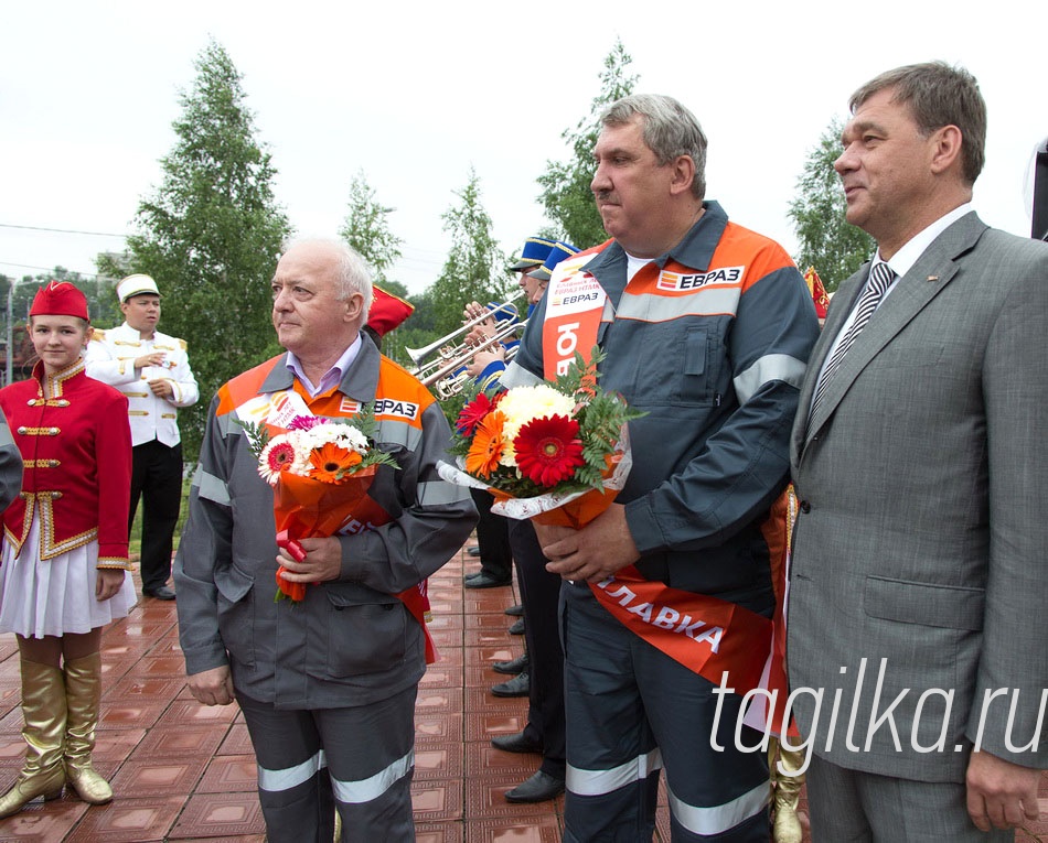 Празднования у памятника металлургам на Лисьей горе