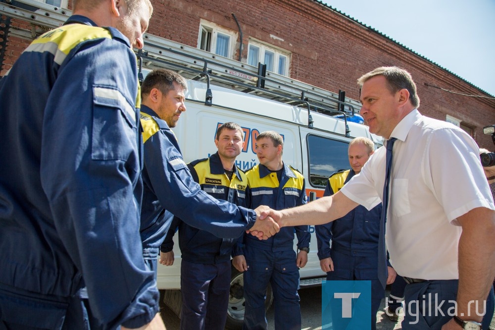 Глава города Н-Тагил В.Ю. Пинаев поздравил спасателей с победой в областном конкурсе.