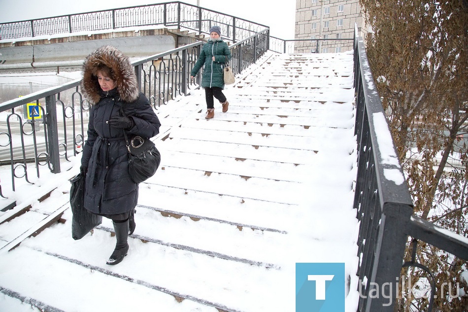 Пешеходный мост на улице Красноармейской: ступени в снегу.