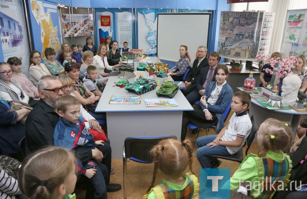 Сегодня во дворце детского и юношеского творчества Дзержинского района состоялось награждение победителей детского конкурса творческих работ, посвященного 85-летию Вагонки.  

Выставка лучших конкурсных рисунков и макетов достопримечательностей открылась в зале  музея истории образования Дзержинского района, здесь же  чествовали призеров.

В конкурсе приняли участие юные тагильчане из десяти школ и двух детских садов. Они представили на суд жюри  более 60 работ, среди которых есть и коллективные.

Как отметил глава Дзержинского района Александр Ревенко, выбирать лучших было сложно, так как все участники старались выразить свою любовь  к родной Вагонке в рисунках, панно, макетах достопримечательностей и произвели большое впечатление на конкурсную комиссию. Интересно, что большинство  работ – это изображения танков.

Глава района вручил победителям номинаций дипломы, кубки и подарки. Среди лучших восьмиклассница школы № 35 Алина Ромачева, второклассник из школы № 8 Глеб Чертищев, коллектив семиклассников из школы № 7 и другие ребята.

После награждения юные тагильчане, их педагоги и родители посмотрели фильм-экскурсию  «Пройдем по улицам Вагонки».

Кстати, музей истории образования Дзержинского района во время летних школьных каникул работает. И как отметила его руководитель Элеонора Закревская,   здесь ежедневно проходят тематические экскурсии. К сожалению, многие современные дети, хоть и живут в Дзержинском районе, но совсем не знают, кто такой Феликс Дзержинский, в честь которого названа их родная Вагонка. А в музее как раз есть экспозиция, посвященная истории района. Есть и много других интересных материалов, экспонатов, так что обращайтесь с заявками на проведение экскурсий.+

    