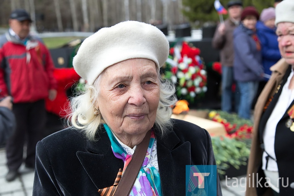 
89-летней Любови Телешовой было 13 лет, когда началась война. Сначала работала в совхозе в Ирбитском районе. Потом, в 1943 году, вместе с другими подростками ее отправили в Нижний Тагил – трудиться на заводе. «В город из деревни поехала одна. Было ли страшно? Мы сразу повзрослели, когда нас поставили к станкам», – вспоминает она. Всю жизнь Любовь Николаевна проработала на «Уралвагонзаводе» и ушла на пенсию в 1978 году.