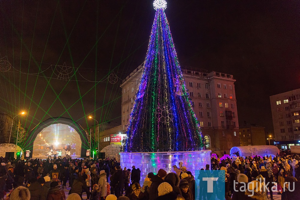 Главная елка города зажгла свои огни!