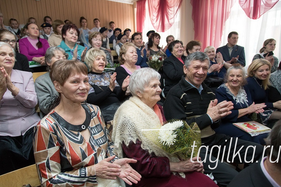 Все это можно сказать и о
Татьяне Юдниковой. В посел-
ке Старатель ее знают все – от
мала до велика. Кто постарше,
помнят ее как замечательную
медсестру, которая всегда вы-
слушает и даст профессиональ-
ный совет. «Сейчас на телеви-
дении Елена Малышева кон-
сультант по здоровью, а у нас
такой Малышевой в свое время
была Юдникова», - с улыбкой
вспоминают жители. 