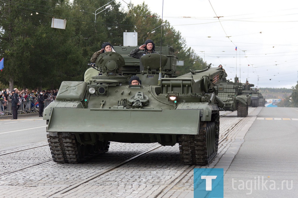 Шествием военной техники отметили тагильчане 100-летие отечественного танкпрома и 75-годовщину Победы в Великой Отечественной войне