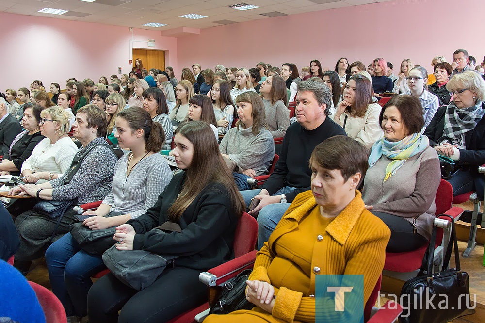 Да, почти половина слушателей в малом зале общественно-политического центра, где и проходило пленарное заседание, это студенты Уральского колледжа прикладного искусства и дизайна, которые в будущем должны продолжить дело нынешних мастеров, развивать народный художественный промысел, сохранять традиции. И не удивительно, что первый доклад конференции назывался «Современное состояние образовательной деятельности в сфере народных художественных промыслов», а выступала с ним директор колледжа Людмила Павленко. Она отметила, что подготовка кадров стала одним из актуальнейших и болезненных вопросов в данной сфере, и ему нужно уделить особое внимание на всех уровнях.