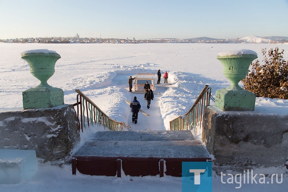 Сегодня специалисты завершили подготовку проруби в Тагильском пруду в районе клуба моржей. Здесь по традиции пройдут Крещенские купания. В Нижнем Тагиле Это единственная прорубь, оборудованная по всем правилам и нормам безопасности.