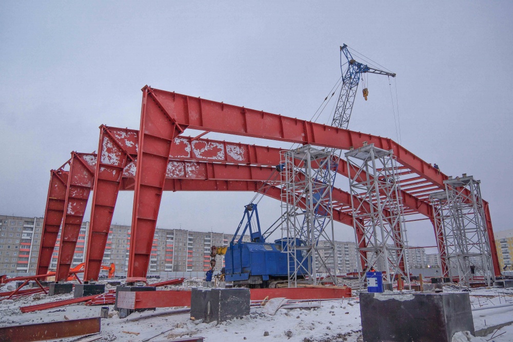 На месте будущего катка работает кран