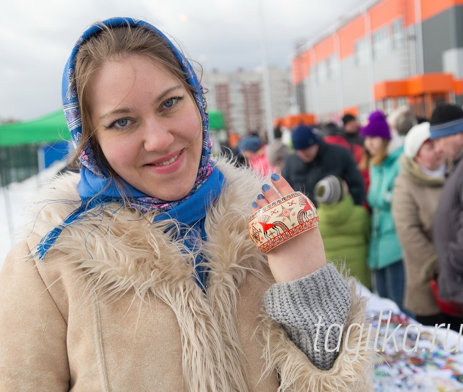 Рядом прилавок мастера мезенской и точечной росписи – здесь украшения и бытовая утварь, расписанные искусными орнаментами. Они тоже заключают в себе текст посланий, но только в зашифрованном виде.

- Изображение коня символизирует благополучие, спиралевидный орнамент – знак бесконечности, - рассказывает автор Алиса Косарева. – Мезенская роспись – исконно русская, двухцветная, красно-черная на светлом фоне. А вот точечная роспись, которая декорирует посуду и аксессуары, известна у многих народов мира. Ее родина – страны Востока, она не подчиняется строгим цветовым и орнаментальным канонам. Тарелки с такой росписью не годятся для сервировки обеденного стола, в них можно положить разве что конфеты.
