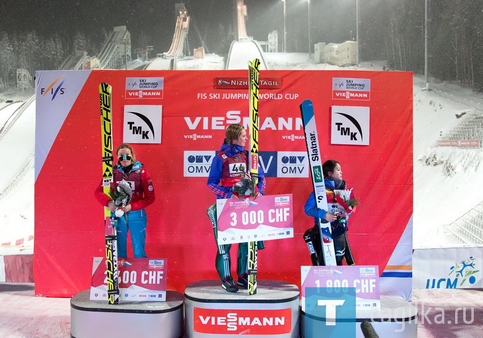 Первое место - 46 Lundby, Maren nor 91.5 108.4 95.5 121.2 229.6 
Второе место -  53 Iraschko-Stolz, Daniela aut 96.0 115.3 92.0 108.8 224.1 
Третье место - 56 Takanashi, Sara jpn 102.0 119.2 86.0 99.1 218.3

Пьедестал почета третьего этапа Кубка мира: победитель (в центре) - Марен Лундбю (Норвегия),
вторая (слева) - Даниэла Ирашко-Штольц (Австрия), третья - Сара Таканаси (Япония).
