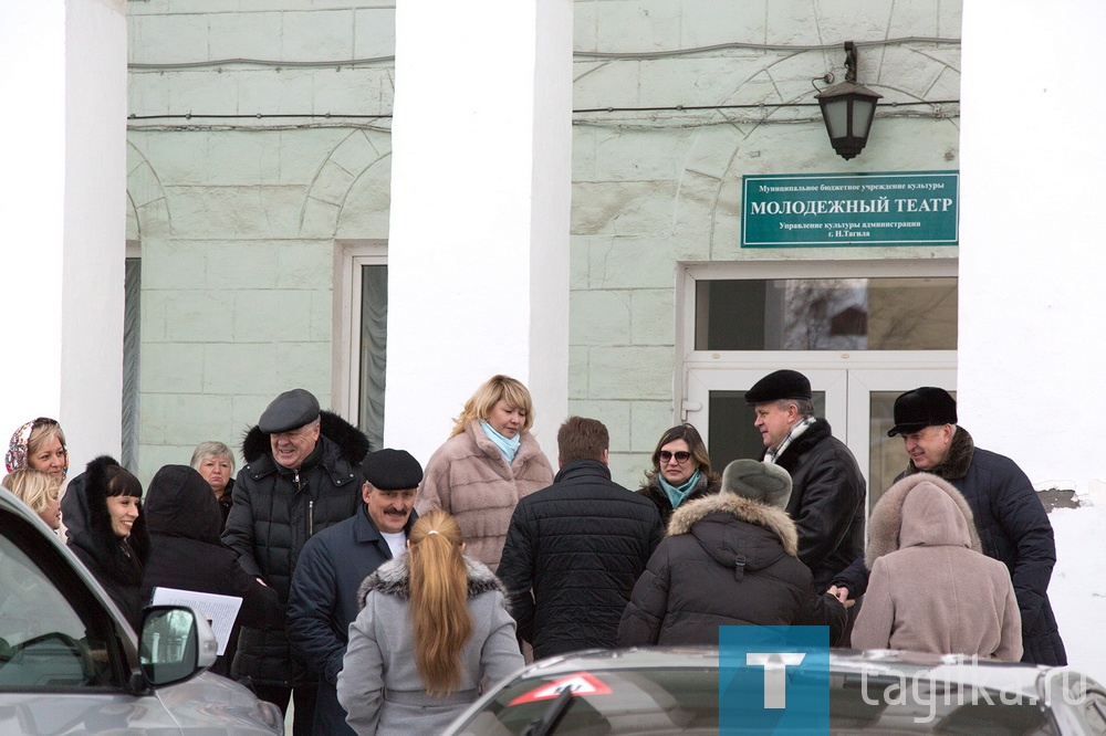 После небольшой экскурсии по территории возле театра, гости заглянули в помещение отдельно стоящего склада, где хранятся декорации, и прошлись по зрительному залу в основном здании. Обращали внимание на все: обшарпанные стены, облупившуюся краску на колоннах, сосульки на крыше, подтеки на стенах в зрительном зале, разницу между старыми и новыми креслами, стоящими рядом, скромное фойе… Историческое здание, в котором в разные годы располагались клуб УМС, кинозал, а потом Молодежный театр, нынче выглядит удручающе.
