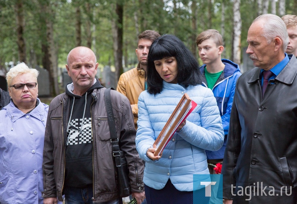 С помощью СМИ бойцы поискового объединения «Соболь» нашли родственников Павла Меркулова. Ближайшим оказался внук Александр Васильевич.