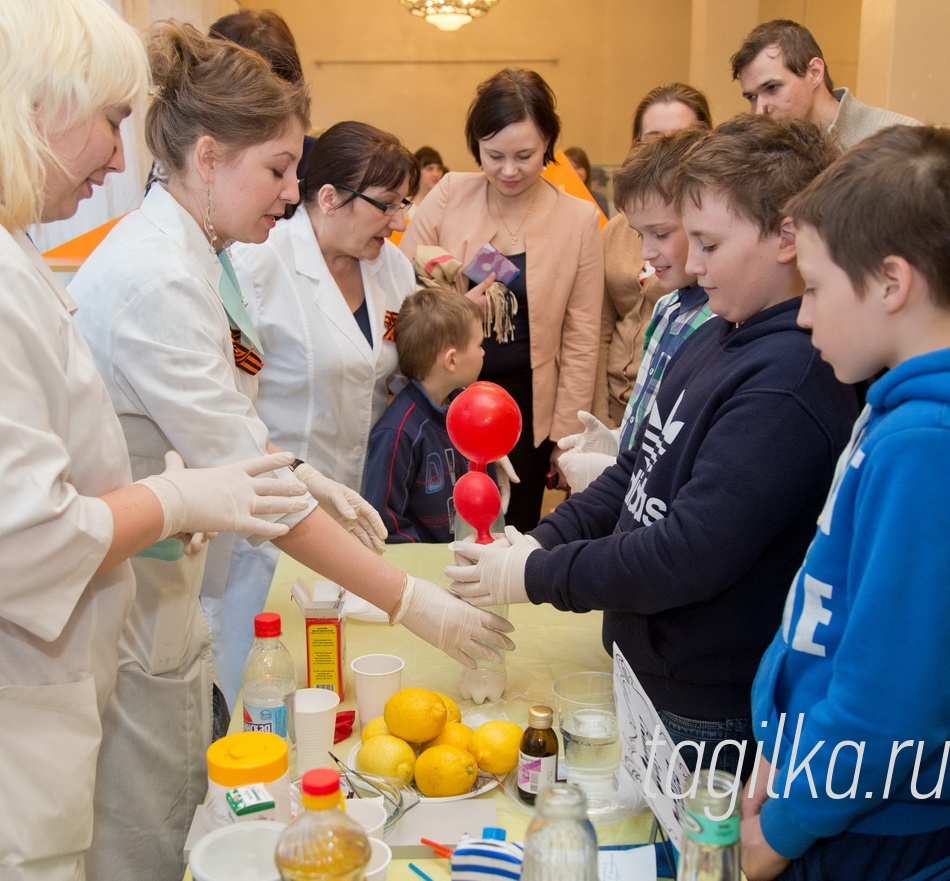 Классика в широком смысле слова

Подростки не отходили от лаборатории Гудвина, где им показывали фокусы и опыты, описанные в детской литературе.