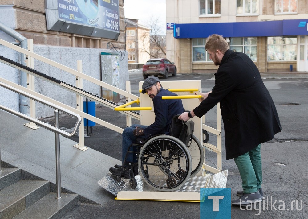 Сегодня в Центральной городской библиотеке прошел фестиваль адаптивной культуры. Все желающие могли познакомиться с теми услугами, которые бесплатно здесь предоставляют людям с ограниченными возможностями здоровья.
