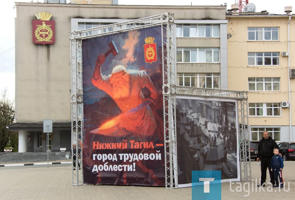 Сегодня в Нижнем Тагиле состоялось торжественное прохождение военной техники. Демонстрация образцов исторического и современного вооружения была приурочена к 100-летию отечественного танкостроения, 75-летию Победы в Великой Отечественной войне и присвоению Нижнему Тагилу почетного звания «Город трудовой доблести».