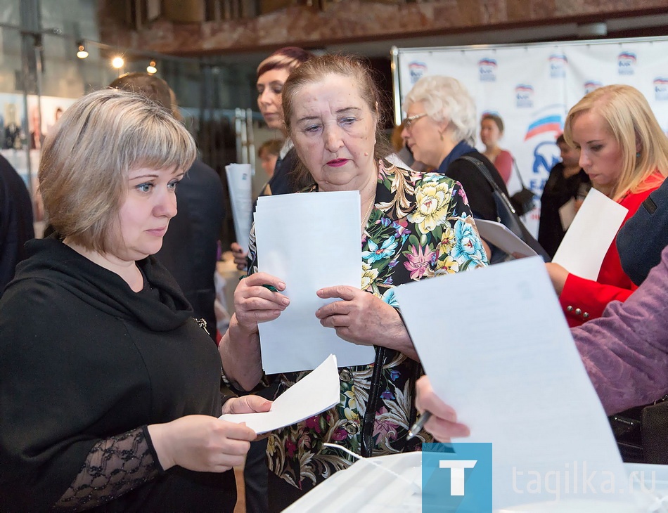 По словам Натальи Литвиновой (слева), электромонтера, председателя цехового комитета цеха № 630 корпорации «Уралвагонзавод», программы некоторых кандидатов действительно заинтересовали ее, как выборщика.

- На фоне опытных коллег ряд кандидатов выглядят откровенно слабовато, - призналась Наталья. - Причем это не зависит от возраста. Назвали очень много проблем города, которые решаются сегодня и будут решаться в будущем. Самое главное для меня, чтобы наш мэр Сергей Носов остался на второй срок. Так много проблем еще надо решить. А это именно тот человек, которому тагильчане доверяют. Обязательно буду поддерживать команду Уралвагонзавода. Без единой команды никак нельзя.

Ольга Полякова
Фото Сергея Казанцева