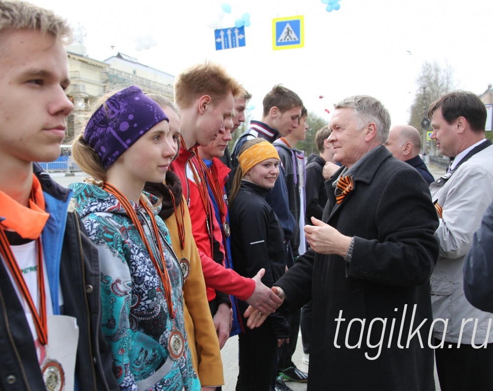 Великой Победе-70 лет. Эстафета на призы газеты "Тагильский рабочий". Награждение

Награждает Сергей Лошкин