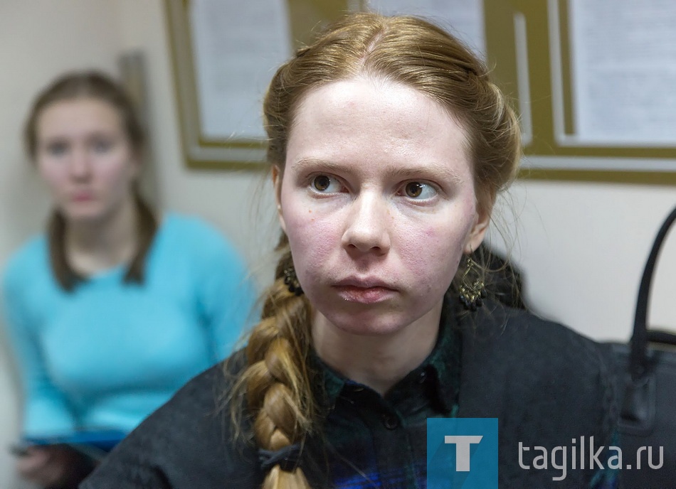 Алена Лоськова.

- Чаще всего заказывают шоколад с изображением Владимира Путина. В этом году на 8 Марта мы сделали сразу 30 шоколадных президентов. Пока это был наш самый крупный заказ,- рассказывает выпускница худграфа НТГСПИ Алена Лоськова.
Плитка «политического» шоколада - формата школьной тетради. Президент в свитере и с букетом роз поздравляет прямо из шоколадного телевизора. Тагильский мэр Сергей Носов, напротив, предстает в костюме не то робокопа, не то космического полицейского. Госсекретарь США Джон Керри нежно обнимает балалайку. 