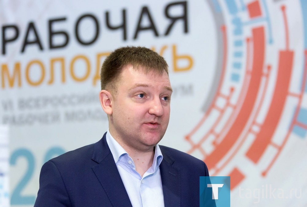 Глава Росмолодежи Александр Бугаев: "Славить человека труда в правильном контексте важно, чтобы молодые люди понимали, насколько это труд значим и как его поддерживают наше общество и государство". 
