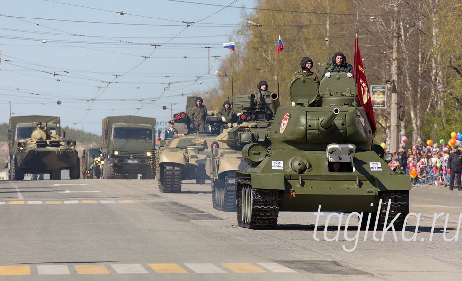 В военном параде, который
открыл легендарный Т-34, кро-
ме военной техники приняли
участие ракетчики, бойцы спец-
наза, ОМОНа, полиции, вете-
ранских организаций, кадет-
ские классы и военно-патрио-
тические клубы.