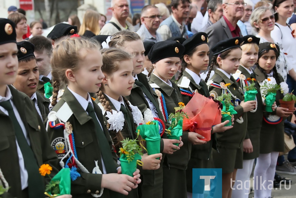 На площади ВМЗ у памятника работникам, павшим в годы войны, состоялся митинг, посвященный Дню Победы