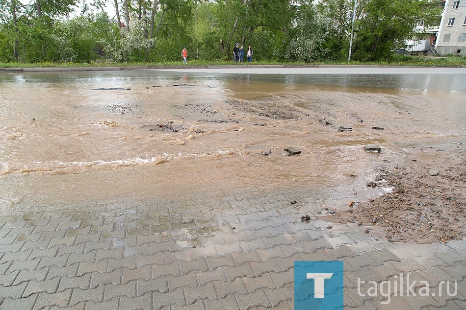 Перекресток Пархоменко и Серова ушел под воду