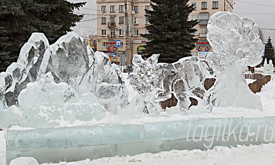 На Театральной площади началось строительство ледового городка