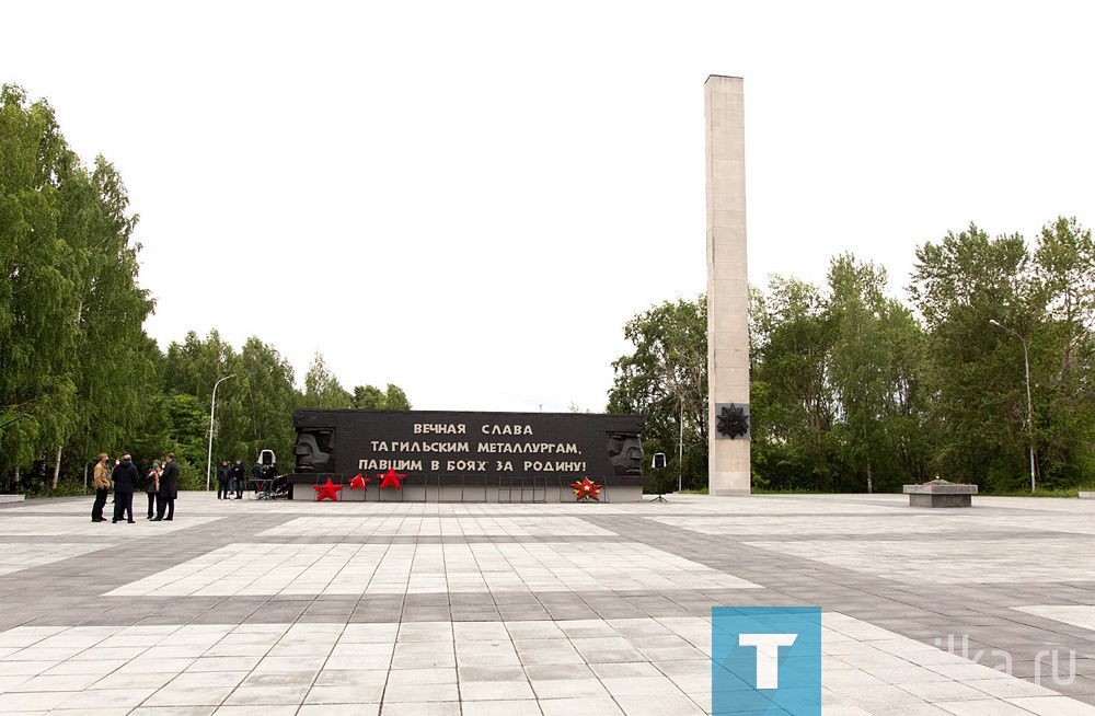 22 июня. Полдень. Монумент боевой славы металлургов. Звучат военные песни. Ярко полыхает Вечный огонь.

Около трех тысяч металлургов ушли на фронт, 697 из них погибли. Оставшиеся в строю дали стране более четырех миллионов тонн чугуна, почти миллион тонн стали и 530 тысяч тонн проката. Завод выпустил примерно треть танковой брони, изготовленной в Советском Союзе. Вечная память погибшим, низкий им поклон!
