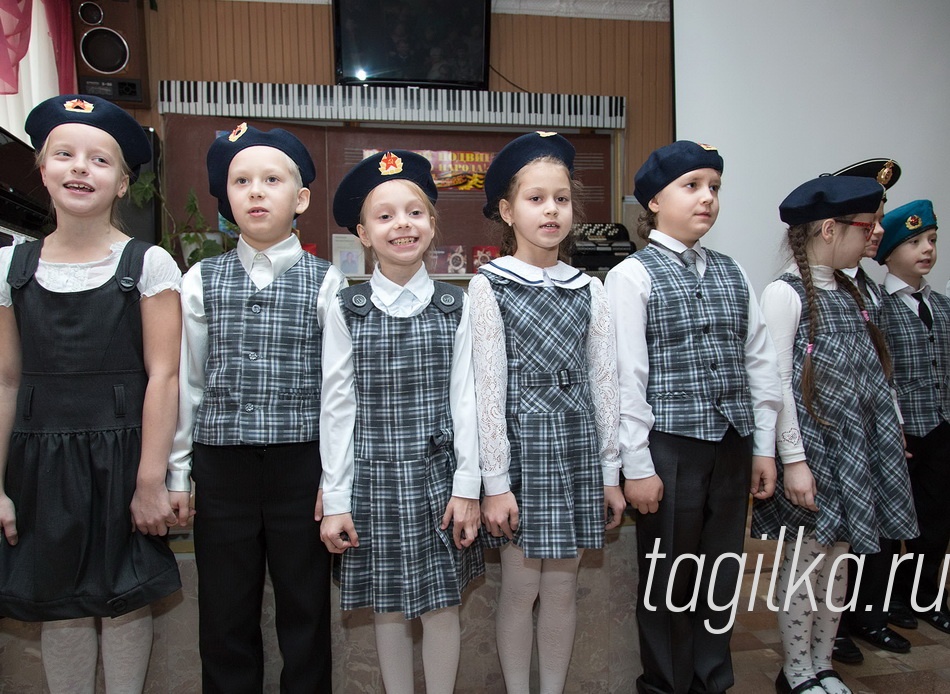 Ученики школы №25 и вос-
питанники детских садов зна-
комы с Татьяной Павловной по
многочисленным встречам, где
она делится воспоминаниями о
войне. Старшеклассники, вдох-
новленные рассказами, даже
написали и защитили на науч-
но-практической конференции
исследовательский проект. Не
случайно юбилейные торжества
устроили именно в школе, а ре-
бята подготовили для именин-
ницы творческие номера. Здесь
же Юдниковой весной вручали и
медаль к 70-летию Победы.