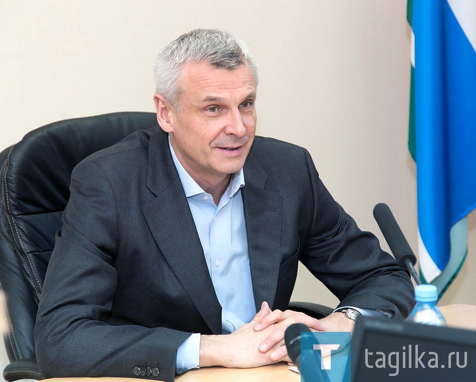 Сергей Носов обратил внимание прессы на то, что на съезде состоялось, по сути, политическое планирование для государственного парламента. Это не случайно: по итогам осенней выборной кампании «Единая Россия» получила в Госдуме конституционное большинство и теперь во многом определяет направления ее законотворческой деятельности.

- Впереди большая законодательная работа, - отметил мэр в ходе брифинга. - Сейчас в Госдуме проходит серьезная дискуссия по обнулению проектов, которые пролежали «на полке» десятилетия и потеряли свою актуальность. Нужно меньше самопиара на законопроектах. Нужно избавляться от неработающих документов, не имеющих реальные принципы исполнения.Текущий год станет в этом направлении подготовительным: пройдет учет просьб, обращений граждан, обобщение опыта последних лет. С 2018 года начнется практическая деятельность. Обновления, прежде всего, каснутся законов в сфере жилищно-коммунального хозяйства. 