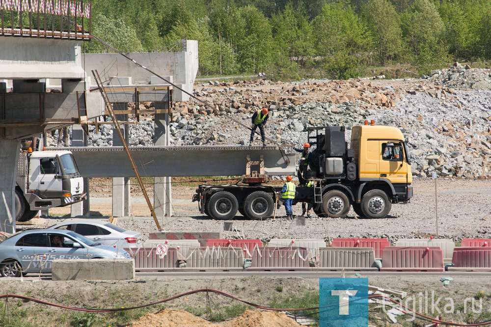 «Первый асфальт в этом году». Возведение моста через Тагильский пруд идет с опережением графика