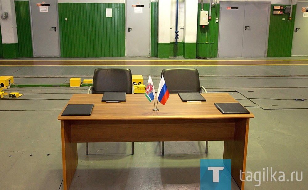 Юбилейный десятитысячный полувагон УВЗ будет работать в парке АО «ФКГ». 

Первая партия из 284 инновационных полувагонов была отгружена в декабре 2008 года для Российских железных дорог. В дальнейшем она была передана в парк Федеральной грузовой компании. Модернизированные полувагоны превосходят вагоны образца 2008 года по объемам грузоперевозок. Так уж получилось, что первый и десятитысячный инновационный полувагоны Уралвагонзавода, будут эксплуатироваться Федеральной грузовой компанией. В этом году в адрес ФГК будут поставлены четыре тысячи инновационных полувагонов Уралвагонзавода. 
