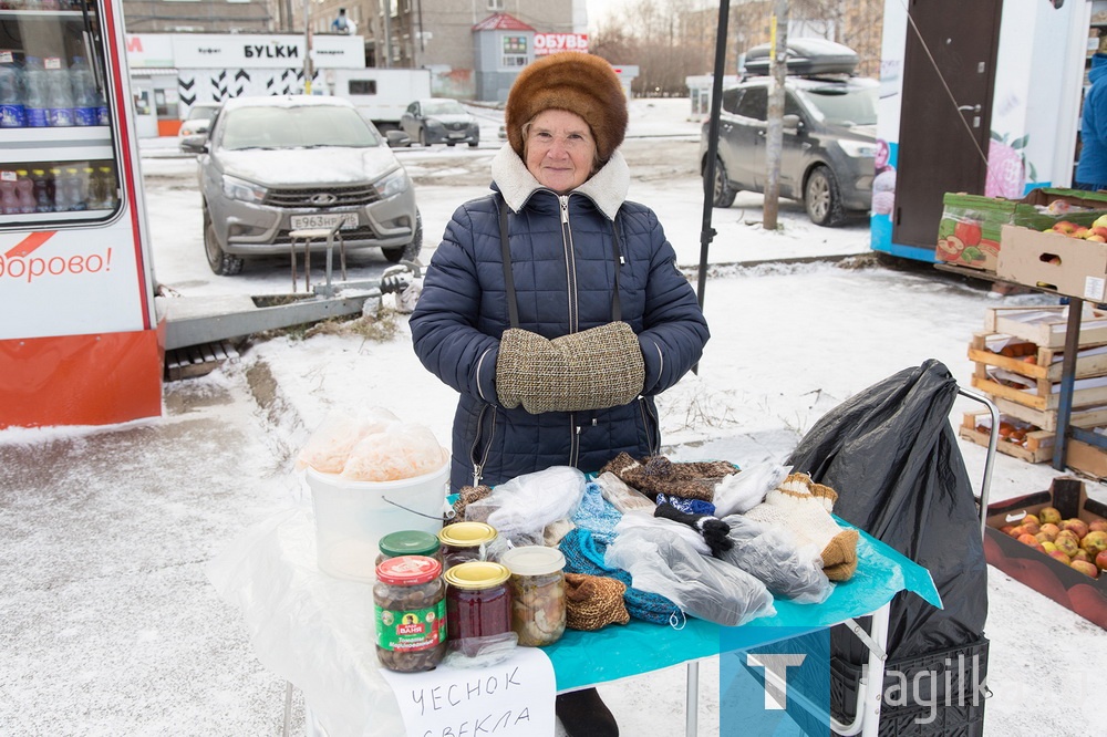 Зимой пенсионеры, торгующие плодами огорода, стоят, обувшись в валенки. Товар разложен на раскладных столиках, никаких допотопных ящиков.
- Лишь бы нас не прогоняли, - беспокоится Зинаида Александровна Караваева.– Много лет приношу сюда на продажу излишки урожая. Сад - на Ушинского да еще у зятя в Усть-Утке участок, работой не гнушаемся, поэтому прибыток, пусть небольшой, имеем.
- Да тут еще в советское время хотели реконструкцию провести, – вступает в разговор прохожий, тоже пенсионер. - Помню, печатали в газете проект благоустройства Вагонки. В итоге лет сорок здесь нормального ремонта не было.
– Главное, чтобы парковку строго ограничили, – считает третий собеседник Владимир Степанович Димитров. - А то ведь там дорога вся в ухабах, некоторые прямо на площадь заезжают. А бабушек наших мы никому в обиду не дадим!