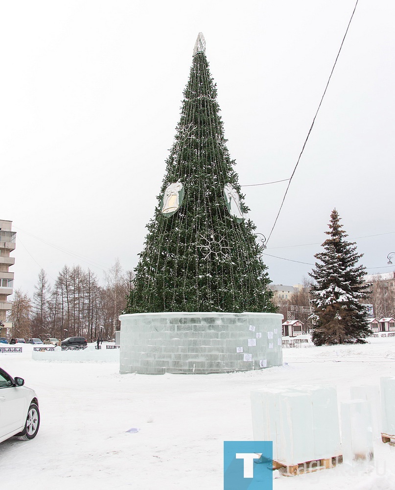 Строительство ледового городка на Театральной площади