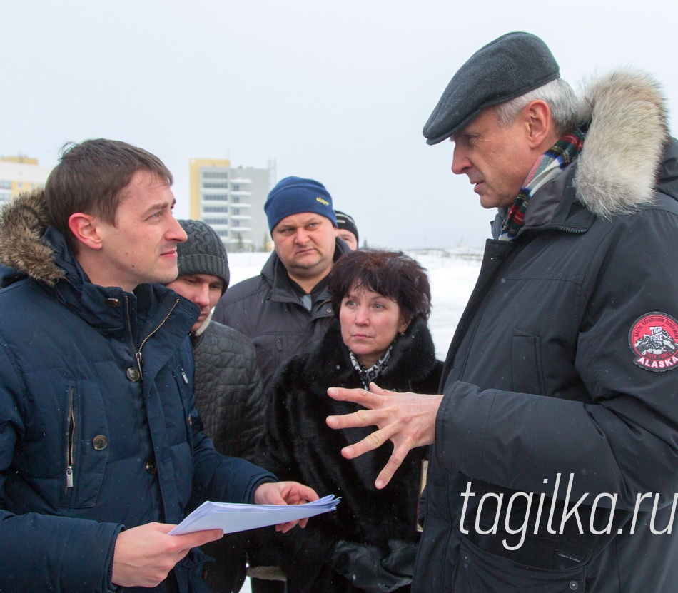 Объезд главы города.Музыкальная школа N3. ФОК Президентский.

Площадка, по всей видимо-
сти, получит название «Пре-
зидентская» в честь недавне-
го визита Владимира Путина,
приземлившегося на террито-
рии ФОКа на вертолете. К Но-
вому году здесь планируется
установить живую елку, залить
каток, организовать ледовое
кафе, торговую палатку, трас-
су для снегоходов и квадраци-
клов, катание на лошадях и са-
нях. Работа по заливке катка и
изготовлению ледяных скуль-
птур уже начата. Сергей Но-
сов предложил организовать
отдельную трассу для катания
детей на пони. Кроме того, он
обратил внимание на необхо-
димость поддержания чисто-
ты, грамотной организации
доставки продуктов питания и
вывоза мусора в период рабо-
ты ледового городка.
Елка в «Президентском» от-
кроется не позднее 27 декабря.

Елена ПЕШКОВА.
Фото Николая АНТОНОВА