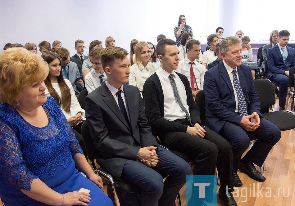 В Городском дворце детского и юношеского творчества состоялась торжественная встреча главы города Сергея Носова и тагильских школьников, призеров всероссийских олимпиад