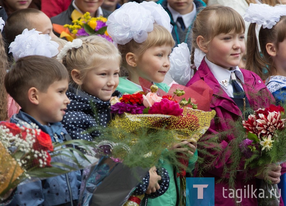 В школе № 65 прошла праздничная линейка