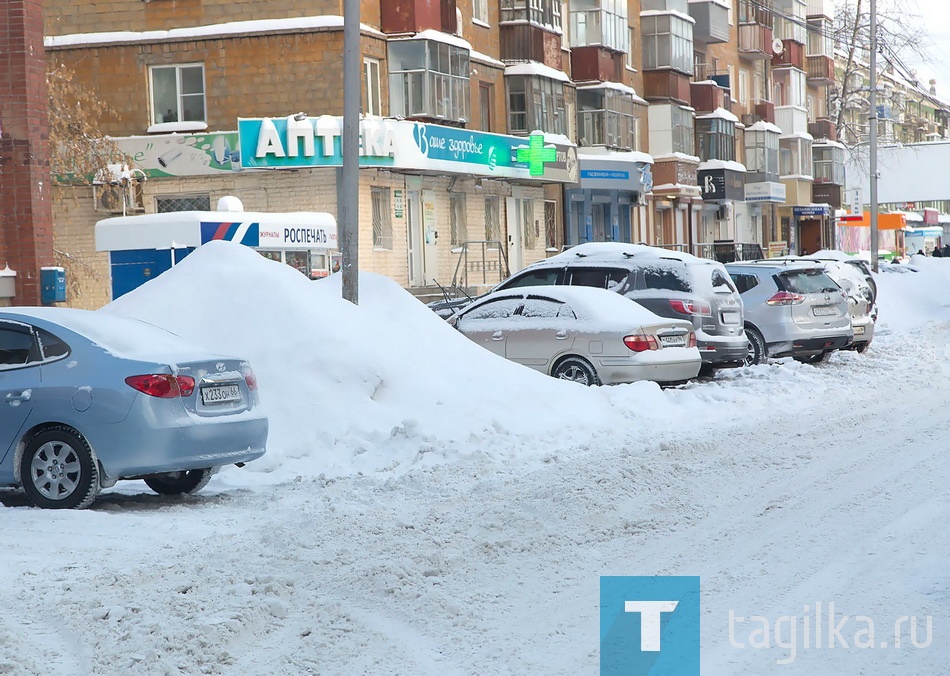 На расчистке дорог занята техника 
«Тагилдорстроя», «УБТ-сервиса». Пре-
жде всего, чистятся оживленные улицы
и проезжие части, по которым пролегают
маршруты общественного транспорта.
Однако из-за снегопада улицы и дороги
все равно были заполнены снежной ка-
шей, во дворах ситуация еще хуже. Боль-
шинство коммунальщиков бездействуют. 