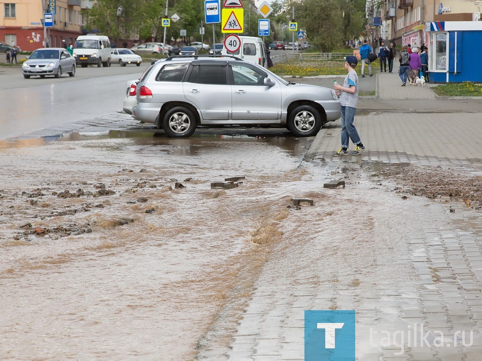 Перекресток Пархоменко и Серова ушел под воду