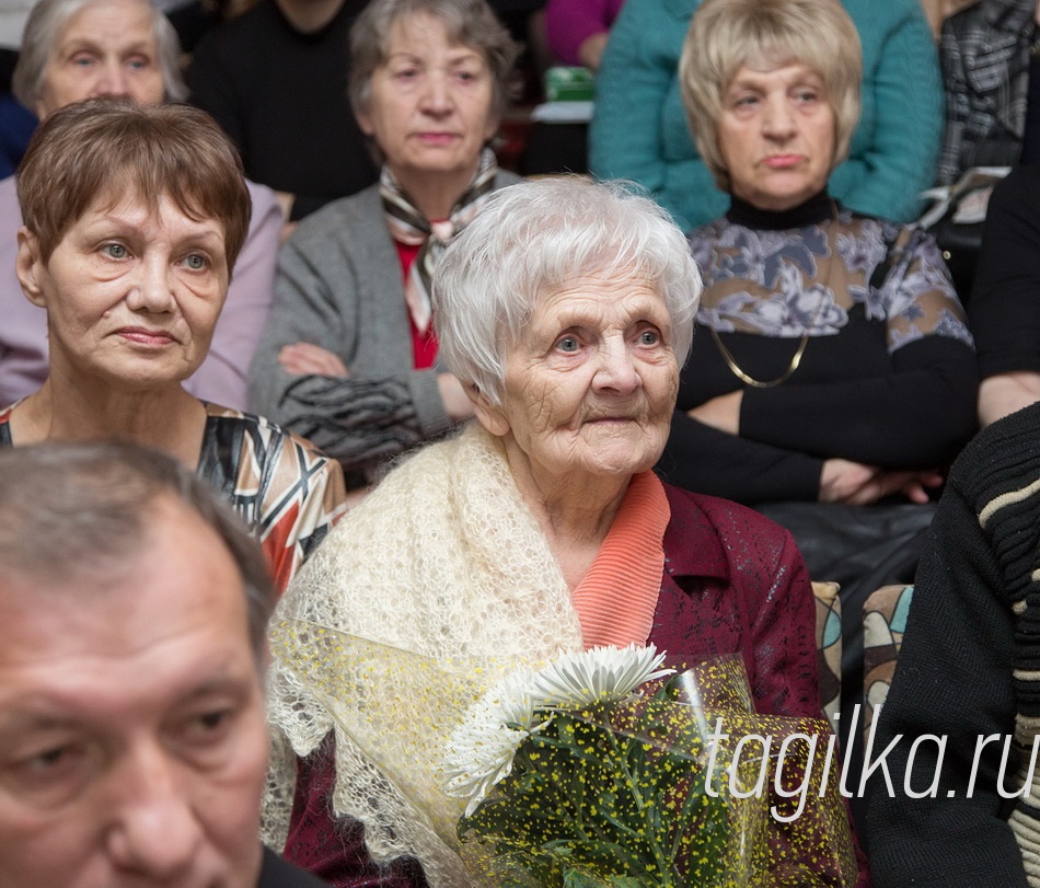 В 1940 году, после окончания
фельдшерской школы, 19-лет-
няя Таня по распределению
была направлена в Пермь. В
октябре 1943-го девушка ока-
залась на фронте. С полевым
госпиталем дошла до Венгрии,
Победу встретила в Будапеште.
Спасла сотни жизней, постоян-
но рискуя собственной. Награж-
дена орденом Отечественной
войны II степени, медалью «За
победу над Германией», знаком
«Отличник санитарной службы».
В Нижний Тагил вернулась
в 1957 году с мужем Сергеем.
Его, красавца летчика, она ле-
чила в военном санатории в Ба-
дене. В 1946 году поженились, 
вырастили двух дочерей и сына.
Николай работал в системе ГРУ,
участвовал в двух чеченских
кампаниях.
В мирной жизни Татьяна Юд-
никова не изменила своему при-
званию: помогала людям, тру-
дилась медсестрой. Сейчас она
- одна из самых активных участ-
ниц общественной организации
«Память сердца». Как и раньше,
не любит сидеть без дела. Ин-
тересуется абсолютно всем,
включая политические переда-
чи: болит душа за родную стра-
ну. Кроме того, Юдникова – луч-
ший читатель в поселковом фи-
лиале центральной городской
библиотеки. До сих пор читает
и вышивает без очков!