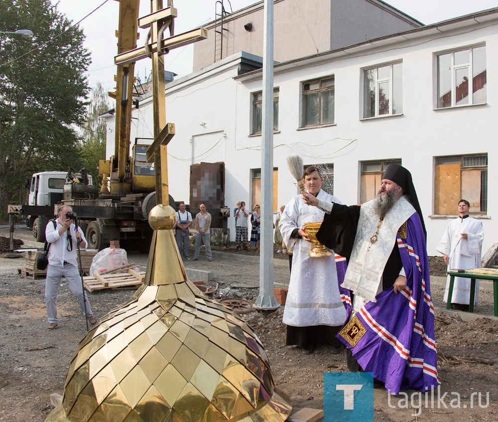 Установка купола и креста на часовню