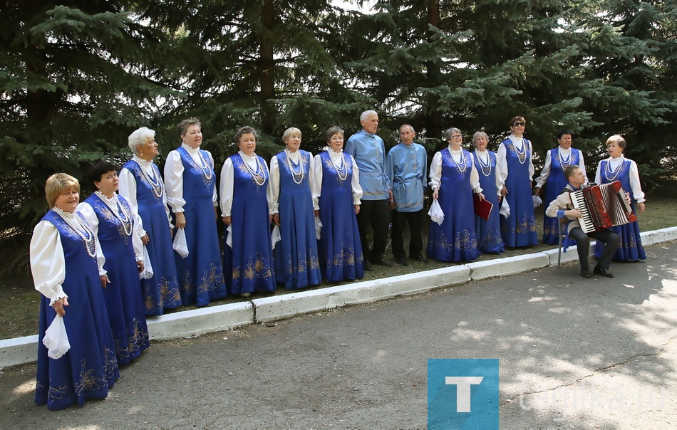 Творческие коллективы подготовили разнообразную программу с песнями и танцами.
