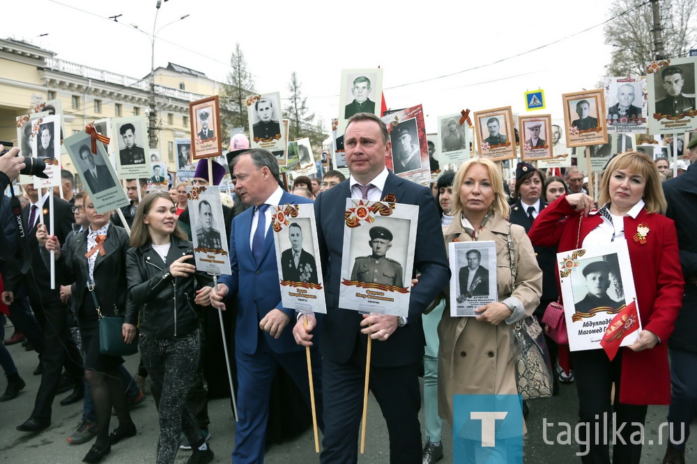 Тысячи горожан прошли по главной площади города под легендарных «Журавлей». Бессмертный полк – акция по-настоящему всенародная. В с портретами своих героев прошел и глава города Владислав Пинаев. 

- Для меня, как и для большинства тагильчан, Великая Отечественная - не только государственная, но и семейная история, - рассказал Владислав Юрьевич. - По традиции, в Бессмертный полк всегда вступаю с портретами двух своих дедов по отцовской и материнской линиям. Они оба прошли всю Великую Отечественную с 1941-го по 1945 год, - рассказал «Тагильскому рабочему» Владислав Пинаев. 

Следом за Бессмертным полком по проспекту Ленина прошли колонны демонстрации.
