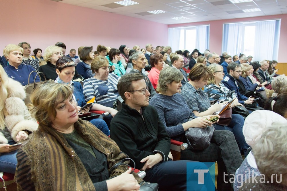 Например, активно идут работы по программе «Светлый город». По контракту жизненного цикла уже установлено 4700 новых светоточек, во всех районах города идет обновление оборудования. Также планируется отремонтировать и привести в эксплуатационное состояние 70 городских дорог общей протяженностью 117 километров. В стратегии развития отдельной строкой идет благоустройство и организация дворовых и общественных территорий. Многие тагильчане успели оценить преимущества этой работы. В 2018 году девять дворов и парк «Народный» преобразились благодаря программе.